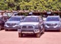 Gwamnan wata jiha Ya gwangwaje Kwamishinonin sa da Motocin Alfarma.