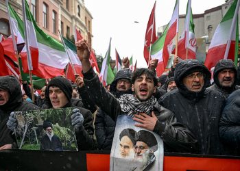Yayin Da Wa’adin Da Shugaban Trump Ya Baiwa Iran Na Sake Bude Mashigin Hormuz Ke Gabatowa, Rahotannin Sun ce Magoya Bayan Gwamnatin Iran Sun Fantsama Kan Tituna Tare Da Yin Tattaki A Wasu Tashoshin Wutar Lantarki